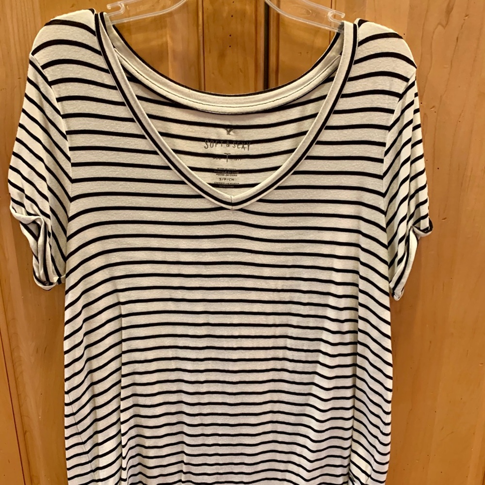 Women’s American eagle vneck top